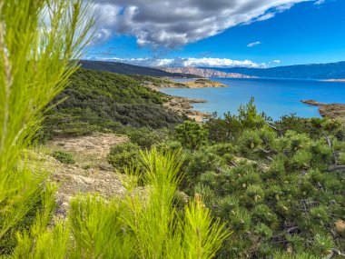Stolac natürist plajı manzaralı ada manzaralı Rab adasına bakış açısı, Hırvatistan 'daki mutluluk adasında yürüyüş yolları