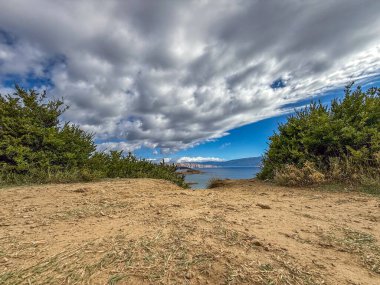 Stolac natürist plajı manzaralı ada manzaralı Rab adasına bakış açısı, Hırvatistan 'daki mutluluk adasında yürüyüş yolları