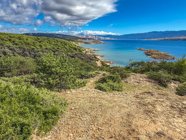 Stolac natürist plajı manzaralı ada manzaralı Rab adasına bakış açısı, Hırvatistan 'daki mutluluk adasında yürüyüş yolları