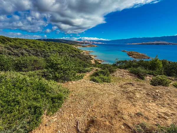 Stolac natürist plajı manzaralı ada manzaralı Rab adasına bakış açısı, Hırvatistan 'daki mutluluk adasında yürüyüş yolları