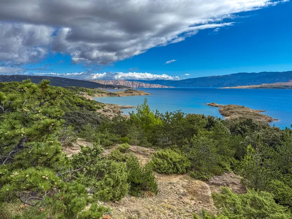 Stolac natürist plajı manzaralı ada manzaralı Rab adasına bakış açısı, Hırvatistan 'daki mutluluk adasında yürüyüş yolları