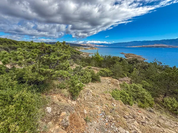 Stolac natürist plajı manzaralı ada manzaralı Rab adasına bakış açısı, Hırvatistan 'daki mutluluk adasında yürüyüş yolları