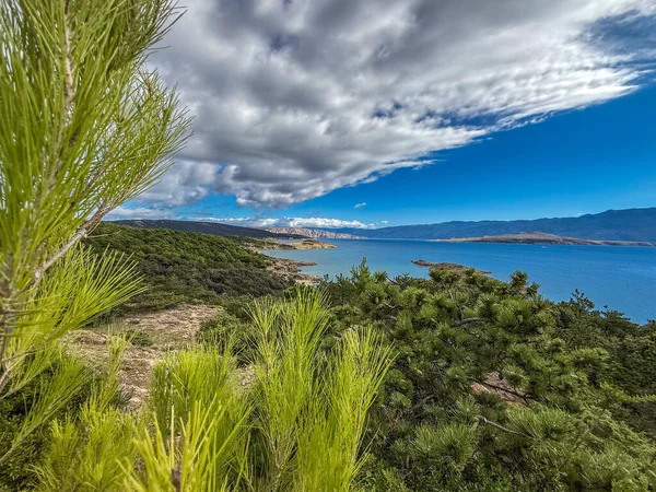 Stolac natürist plajı manzaralı ada manzaralı Rab adasına bakış açısı, Hırvatistan 'daki mutluluk adasında yürüyüş yolları