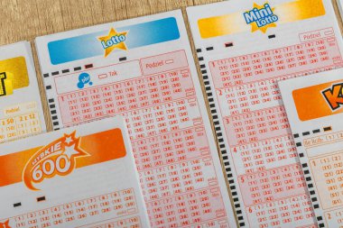 Piyango biletleri masaya konur, kazanan numaralar bir sayı oyununda çizilir. Piyango Totalizatör Sportowy tarafından düzenlendi