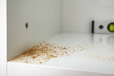 Tahtanın çipleri vida için bir delik açtıktan sonra gitti mutfak dolapları monte edildi, marangoz mutfak dolaplarında mobilya montajı yaptı.