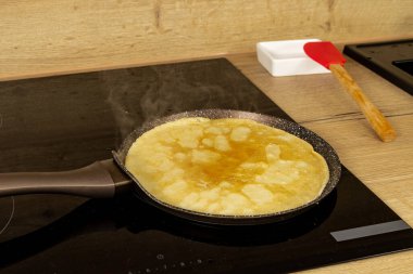 Masada krep ve kızartma tavası var.