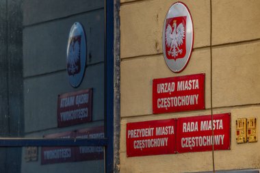 Czestochowa Belediye Binası, Czestochowa Belediye Başkanı Slaska 11 / 13 'ün koltuğu, belediye meclisi binası, belediye meclisi, belediye binası cephesi hakkında bilgi kurulu.,