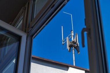 Bir gökdelenin çatısında alarm sirenleri, askeri sirenlerden yayılan bir ses sinyali, mavi gökyüzüne karşı bir askeri üs, sivillere bir hava saldırısı uyarısı.,