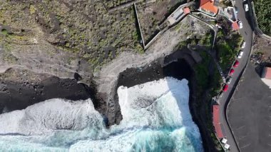 Atlantik Okyanusu 'nun yüksek dalgaları Kanarya Adaları açıklarında, La Palma, çıplaklar plajı Playa La Zamora Chica, banyo yasaklı, Cavendish muz çiftliği,