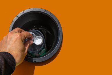 Boş plastik şişelerin şişe otomatında dönüşü, hasarlı şişe iade makinesi, şişe otomatında sıkışmış şişe, çevre koruma