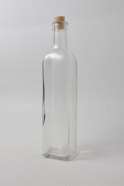 beyaz zemin üzerinde boş şişe