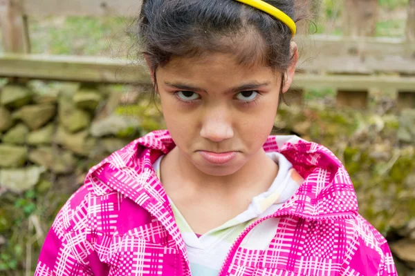 Arga barn flicka uttryck närbild porträtt — Stockfoto
