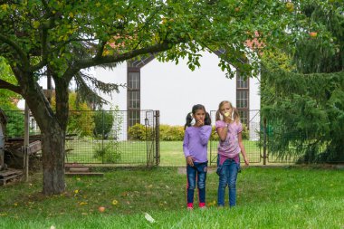 Çingene çocukları bahçede elma yemek