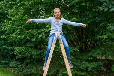 Röleler mutlu oynarken üzerinde genç kız