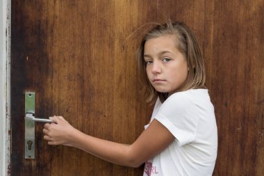 Gergin çocuk geliyor ev aile ilişkinin korkuyor