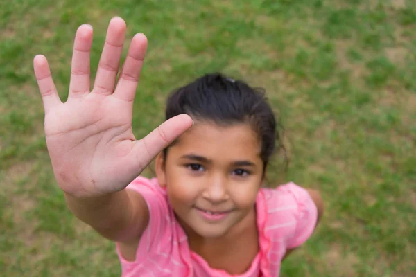 Zigeunerkind reicht Hand für High Five gegen Rassismus, erschossen — Stockfoto