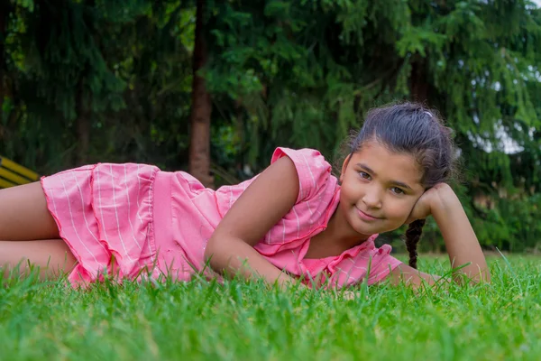 작은 집시 아이 여자 잔디 웃는 행복 한 옷에 옆으로 누워 — 스톡 사진