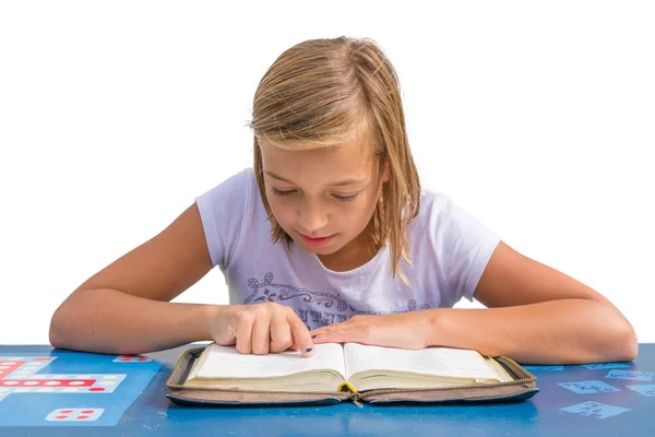 Niño teniendo devocional estudiar la santa Biblia sonriendo —  Fotos de Stock