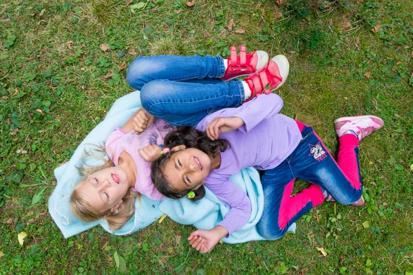 Kranke Kinder draußen lagen zusammen — Stockfoto