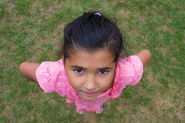 Cygan szczęśliwy dziecko dziewczynka uśmiechając się, strzał z perspektywy — Zdjęcie stockowe