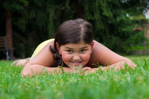 Junges Mädchen Zigeunerkind lächelt im Gras — Stockfoto