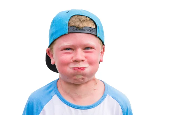 Pequeño niño enojado tratar de contener la respiración conseguir rojo aislado en — Foto de Stock