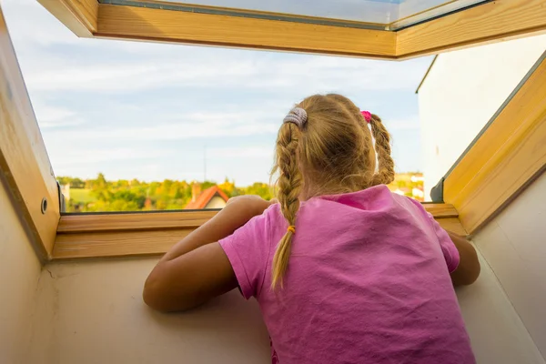 Barn i fönstret — Stockfoto
