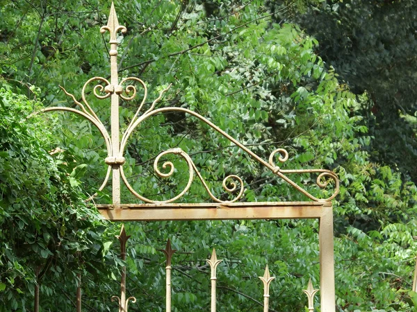 Старые решетчатые ворота сада — стоковое фото
