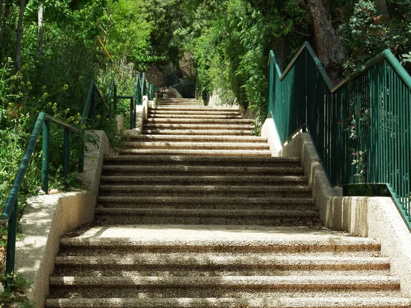 dik bir merdiven bir Küpeşte ile