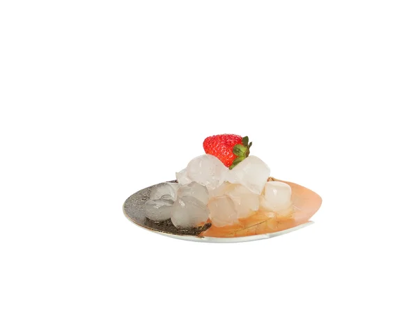 Snímek z kostek ledu s jahodami — Stock fotografie