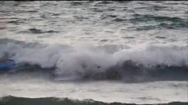 bir dizi ne zaman düşer sörf üzerinde sürme