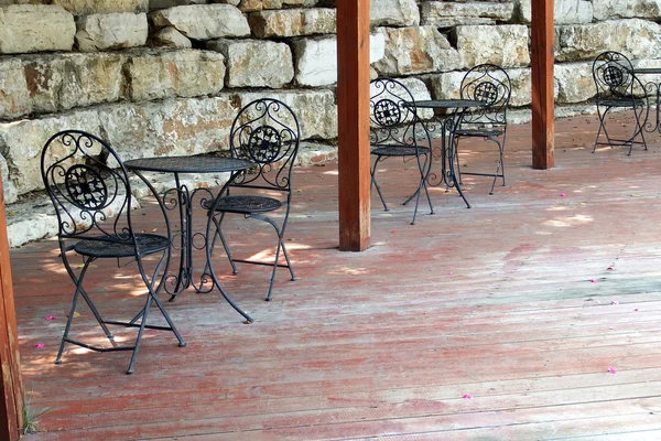 Opengewerkte metalen stoelen en tafel — Stockfoto