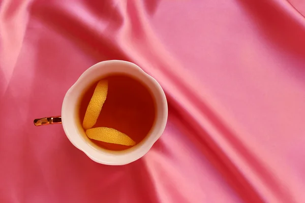 fincan çay ve limon ile