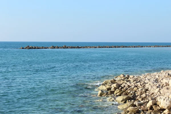 Steinrücken im Meer — Stockfoto