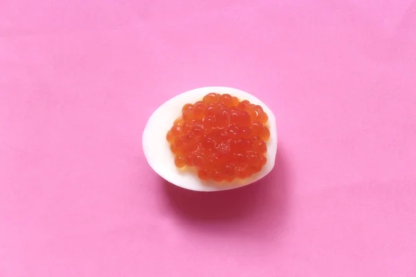Huevo con caviar rojo — Foto de Stock