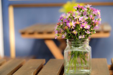 Ahşap masa üzerinde çiçek açan çiçek