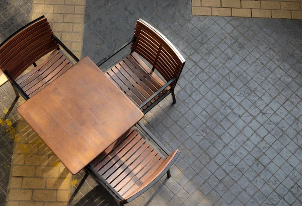 Tahta sandalyeler ve masa — Stok fotoğraf