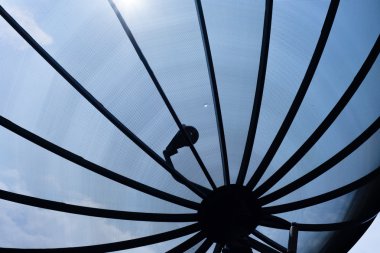 Üzerinde sky uydu anteni