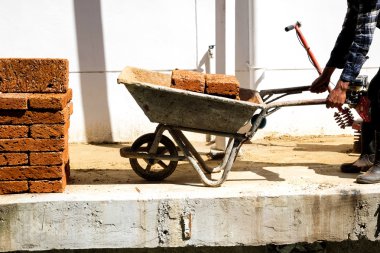 Bina çalışan adam