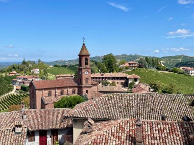 Tarihi kasaba Castello di Serralunga d 'Alba, Piedmont, İtalya. Yüksek kalite fotoğraf