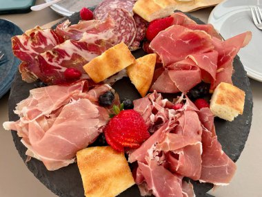 Tarihi Caffe Elena 'da çok güzel düzenlenmiş bir et panosu. Carpano Vermuth adıyla bilinir. Piazza Vittorio Veneto, Torino, İtalya, 29.08.2025. Yüksek kalite fotoğraf