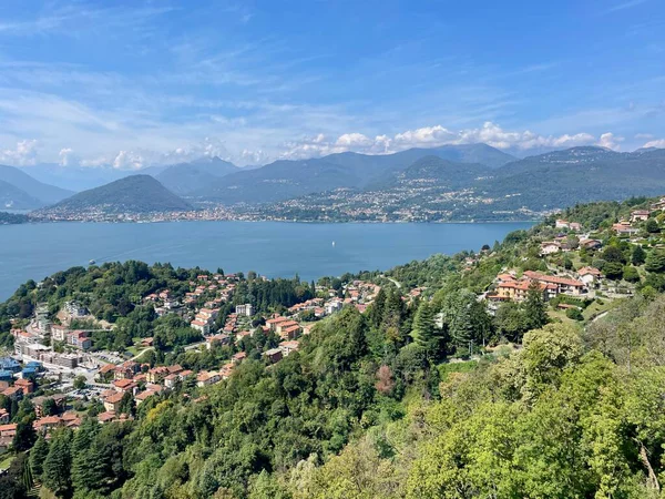 Laveno-Mombello ve Maggiore Gölü 'nün panoramik manzarası Funivia Monte Sasso del Ferro, Lombardy, İtalya' dan görülüyor. Yüksek kalite fotoğraf