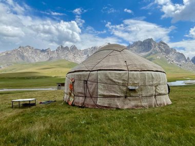 Kırgızistan, Kel-Suu Vadisi 'ndeki göçebe yurdu. Yüksek kalite fotoğraf