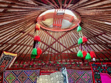 Geleneksel Kırgız yurdunun içindeki ahşap çatı kaplamasını kapat tunduk. Yüksek kalite fotoğraf