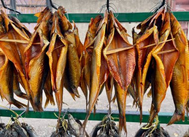 Issyk-Kul Gölü 'nden tütsülenmiş tatlı su balığı Balykchy, Kırgızistan' daki yerel bir pazarda satışa sunuldu. Yüksek kalite fotoğraf