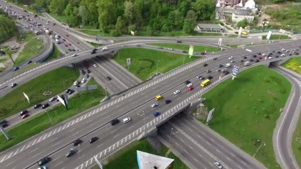 La caméra plonge sur la route 