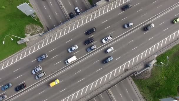 De Camera pannen neer aan de snelweg — Stockvideo