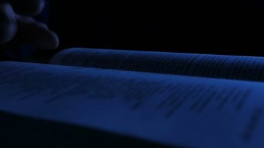 Geceleri İncil okuma