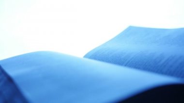 Geceleri İncil okuma