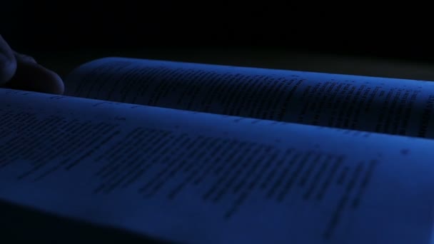 Lectura de la Biblia por la noche — Vídeos de Stock